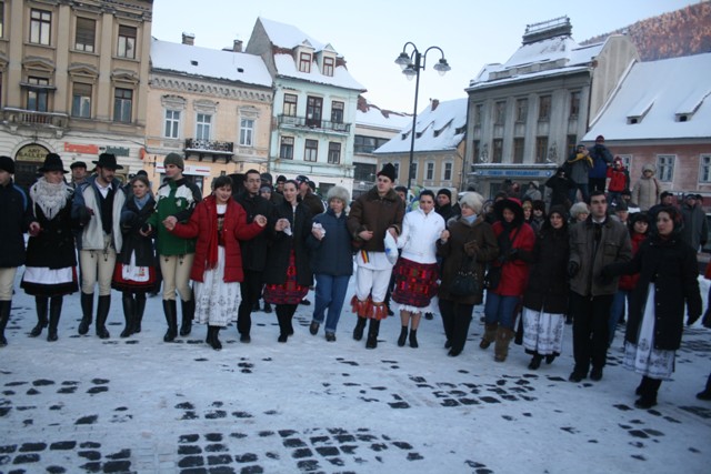 Brașovenii au... încins Hora Unirii și pe ger 18 article_245847_5.jpg