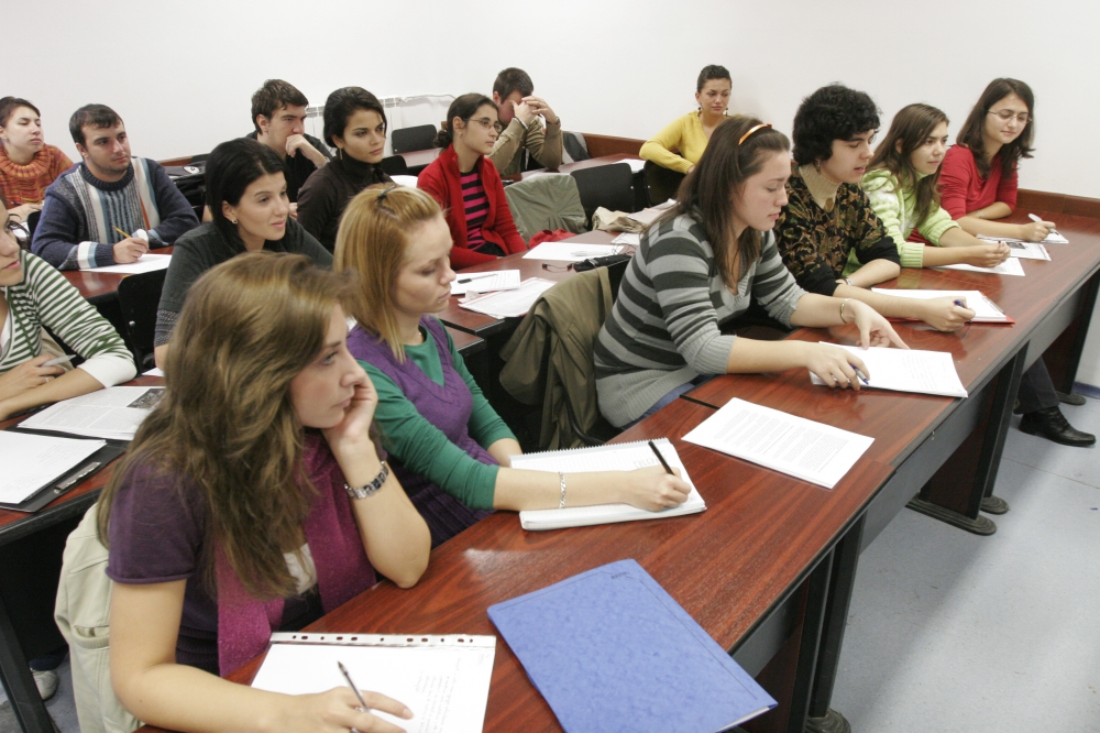 Burse de studiu pentru studenții romi 6 article_249811_1.jpg