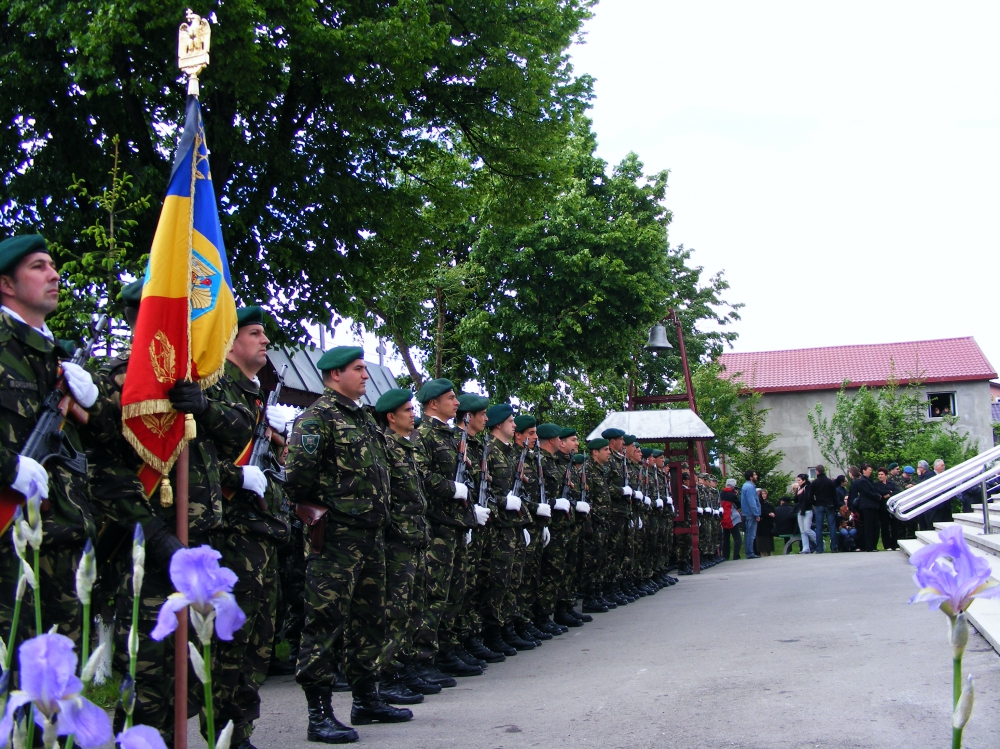 Brașov. Circa 200 de oameni la funeraliile militarului ucis în Afganistan 14 article_255242_1.jpg