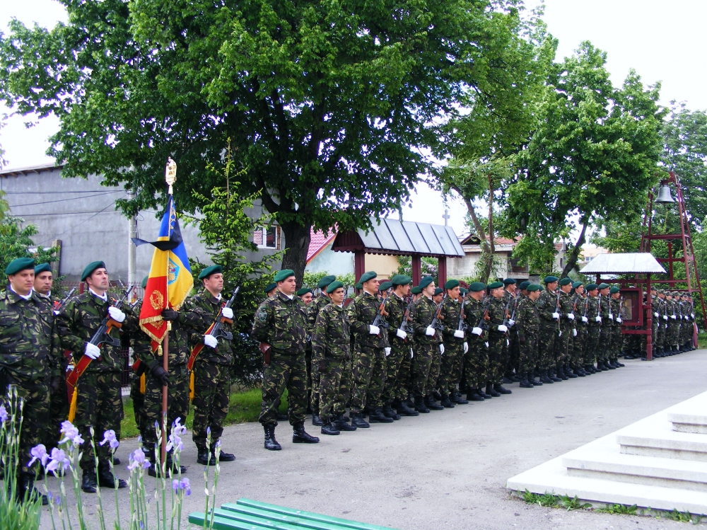 Brașov. Circa 200 de oameni la funeraliile militarului ucis în Afganistan 15 article_255242_2.jpg