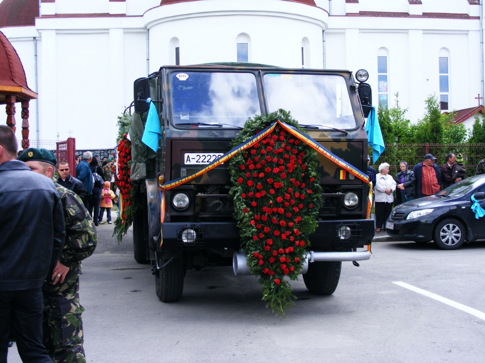 Brașov. Circa 200 de oameni la funeraliile militarului ucis în Afganistan 16 article_255242_3.jpg