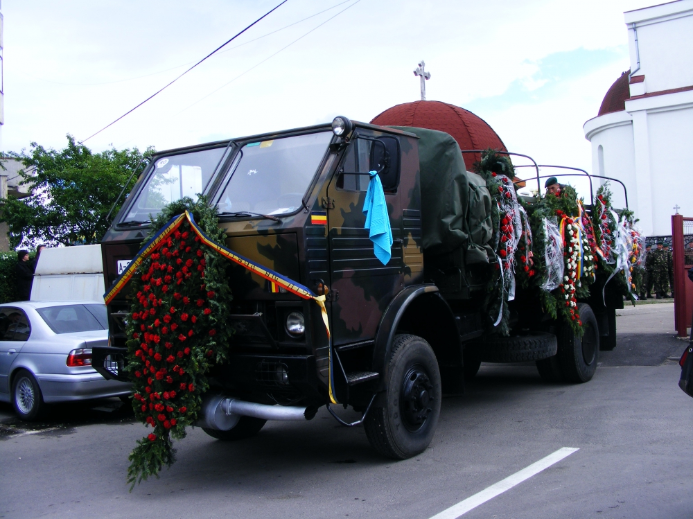 Brașov. Circa 200 de oameni la funeraliile militarului ucis în Afganistan 17 article_255242_4.jpg