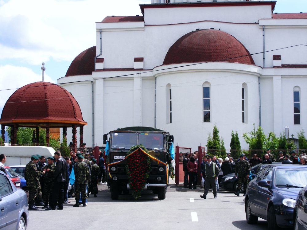 Brașov. Circa 200 de oameni la funeraliile militarului ucis în Afganistan 18 article_255242_5.jpg