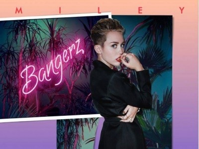 UAU. Ultima poză cu Miley Cyrus în sânii goi!!! 1 article_423736_1.jpg