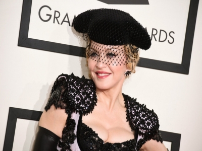 SENZAȚIE. Madonna și-a arătat fundul la Premiile Grammy!!! 1 article_424719_1.jpg