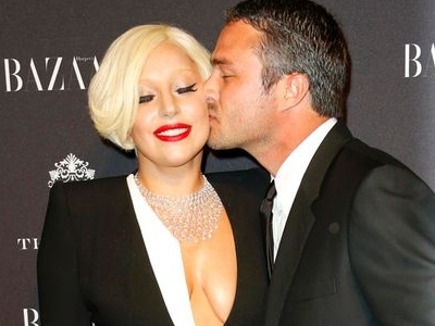 Lady Gaga s-a logodit 1 article_425720_1.jpg