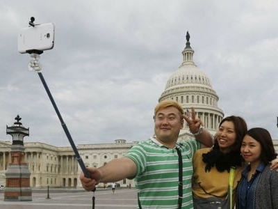 Un pas spre normalitate: Selfie stick-urile sunt interzise în muzee 1 article_428311_1.jpg