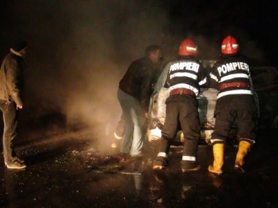 O mașină a luat foc în timpul mersului 1 article_429453_1.jpg