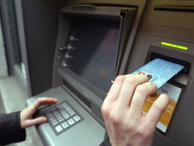 Tânăr urmărit și bătut crunt pentru banii scoși de la ATM 1 article_429480_1.jpg