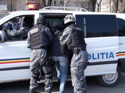 BRAȘOV. Percheziții la 3 grupări specializate în fraude informatice și spălare de bani 1 article_429613_1.jpg