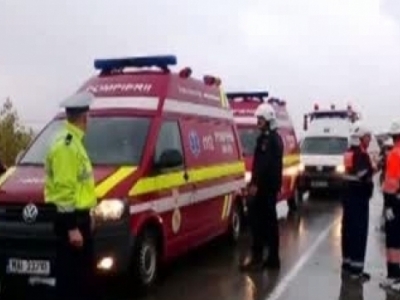 Șoferiță rănită grav după ce un autocar a intrat în mașina pe care o conducea 1 article_429648_1.jpg
