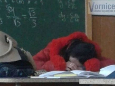 Ce EXEMPLU!!! Profa de MATE doarme în timpul orelor! 1 article_429888_1.jpg