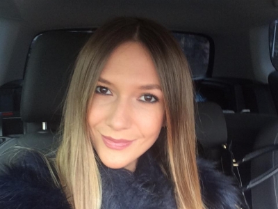 CURAJ. Adela Popescu și-a scos fundul la... înaintare!!! 1 article_429981_1.jpg