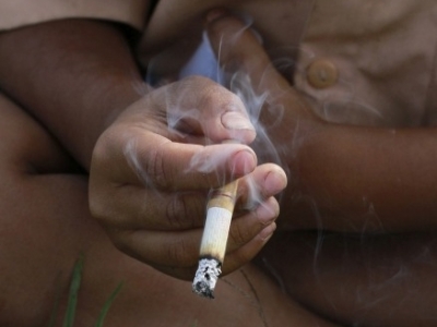 Are 7 ani și fumează 3 pachete de ţigări/zi 1 article_430003_1.jpg