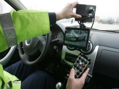 Lăsat fără permis, după ce a fost prins de radar cu peste 200 km/h 1 article_430342_1.jpg
