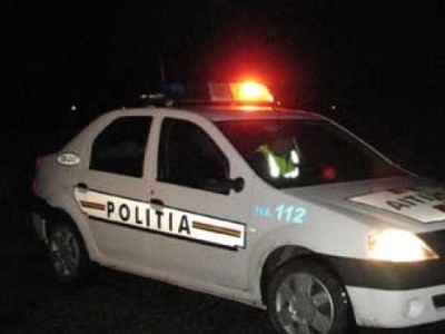 Anchetă după răsturnarea unei mașini. Ocupanții mașinii, găsiți beți 1 article_430388_1.jpg