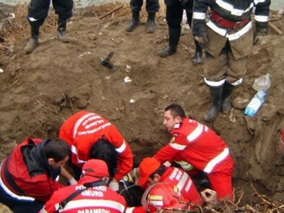 6 muncitori prinși sub un mal de pământ 1 article_430425_1.jpg
