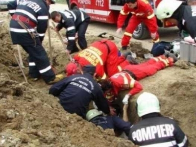 Doi morți, după ce au fost prinși sub un mal de pământ 1 article_430554_1.jpg