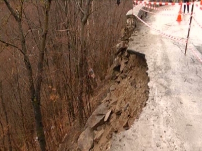 Drum surpat într-o curbă periculoasă! Traficul e restricţionat 1 article_430568_1.jpg
