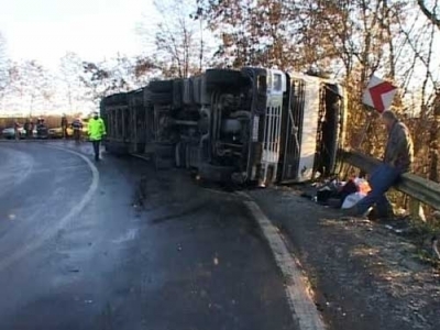O cisternă plină cu motorină s-a răsturnat pe șosea! 1 article_430713_1.jpg