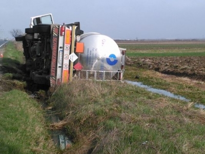 UPDATE. Cisternă cu motorină, răsturnată după ce a lovit un autoturism 1 article_430752_1.jpg