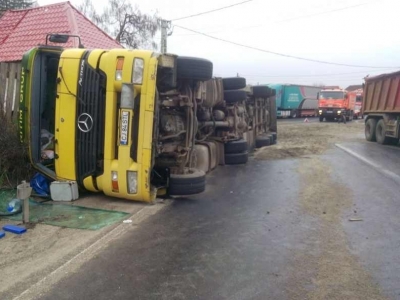 BRAȘOV. O cisternă s-a răsturnat pe DN 13, la intrarea în Feldioara! 1 article_430791_1.jpg