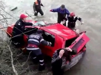 Șofer găsit mort după ce s-a răsturnat cu mașina în râul Bistrița 1 article_430868_1.jpg