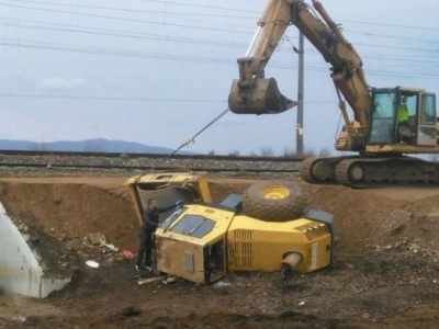 Muncitor mort după ce s-a răsturnat cu un buldoexcavator 1 article_430895_1.jpg
