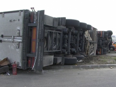 ATENŢIE! Trafic îngreunat din cauza unui TIR răsturnat pe șosea 1 article_431228_1.jpg