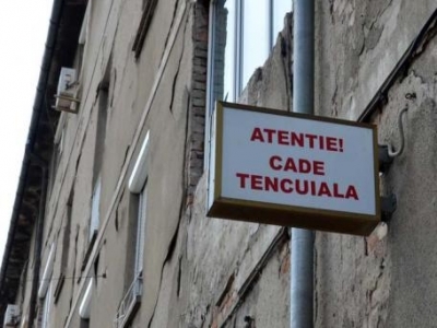 Tencuială căzută de pe TEATRU pe trotuar, din cauza vântului! 1 article_431416_1.jpg