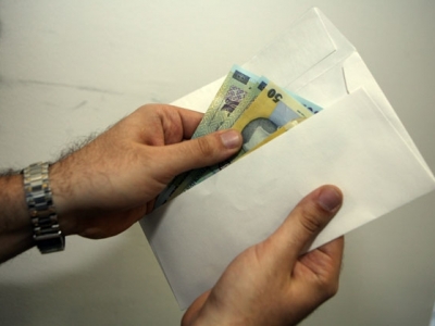 ȘPAGĂ. A mituit un polițist, ca să-și scape fiicele minore de dosar penal 1 article_431695_1.jpg