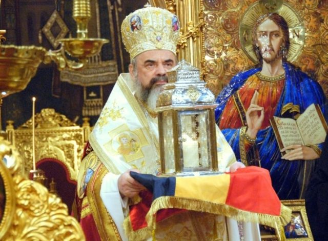Lumina Sfântă de la Ierusalim, adusă cu avionul în România 1 article_431991_1.jpg