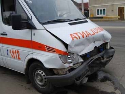 O ambulanță s-a ciocnit cu o mașină! Circulația e oprită! 1 article_431999_1.jpg