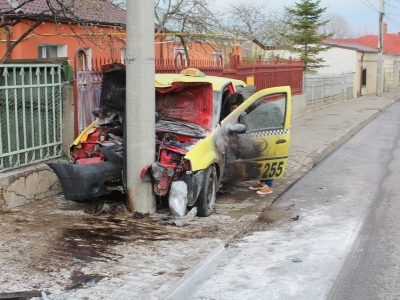 A intrat cu taxiul în stâlp! Mașina a luat foc! - Foto 1 article_432505_1.jpg