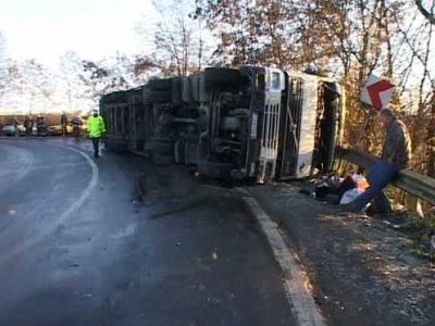 Trafic dirijat pe DN 13A! S-a răsturnat un TIR! 1 article_432509_1.jpg