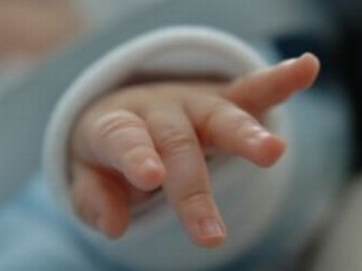 Bebeluș de 5 luni bătut de tată - bărbatul i-a rupt o mânuță 1 article_432559_1.jpg