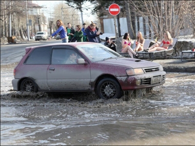 Șezlonguri pe marginea drumului. PROTEST în costum de baie - Galerie foto 1 article_432699_1.jpg