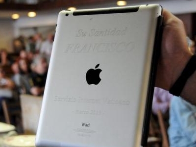 Un iPad al Papei Francisc, vândut cu 30.500 de dolari 1 article_432721_1.jpg