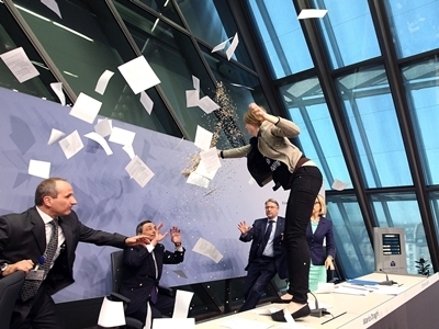 Președintele Băncii Centrale Europene a fost atacat cu confetti 1 article_432740_1.jpg