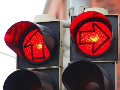 ACCIDENT. O mașină de lux a trecut pe roșu și s-a izbit de un microbuz!!! 1 article_434162_1.jpg