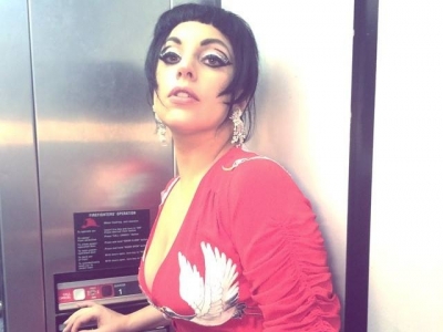 DEMENȚIAL. Ultima poză cu Lady Gaga goală!!! Pe cine a strâns la sân?!... 1 article_434192_1.jpg