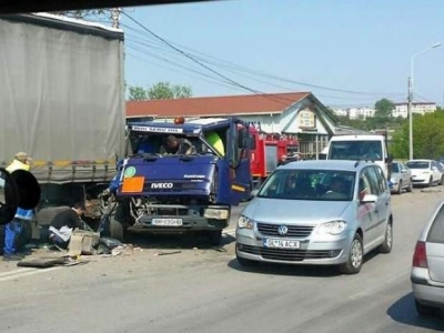 O autoutilitară cu butelii a intrat într-un TIR 1 article_434459_1.jpg