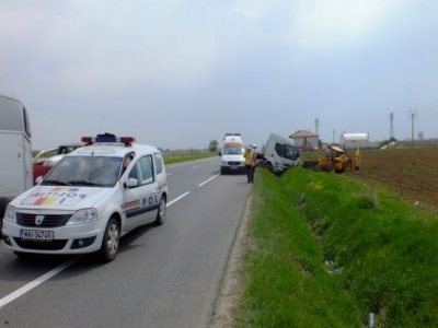 TIR scăpat de sub control pe E 85! I-a explodat un cauciuc 1 article_434469_1.jpg