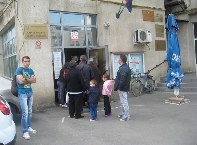 BRAȘOV. Coadă pentru cardul de sănătate, care e nefuncțional 1 article_434514_1.jpg