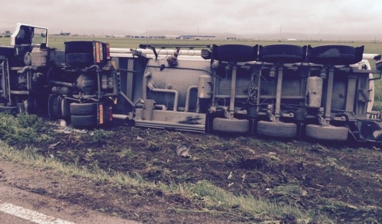 BRAŞOV. O autocisternă încărcată cu kerosen s-a răsturnat pe DN 1! Traficul este deviat 1 cisternaharman.jpg