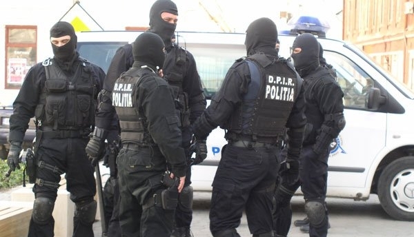 BRAȘOV. Un grup de infractori internaționali, destructurat în România 1 mascati1.jpg
