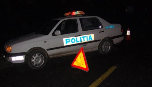 Trafic întrerupt pe DN 13, din cauza unui autoturism răsturnat pe șosea 1 accident-noaptea.jpg