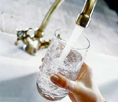 BRAŞOV. OPC verifică apa din Şoarş. Există suspiciuni că apa e contaminată 1 apa-de-la-robinet.jpg