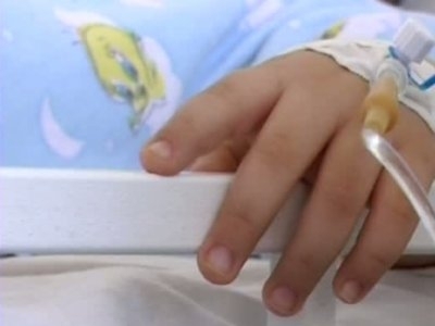 O fetiță de 4 ani a ajuns la spital cu fracturi și cu ruptură de splină, după ce a fost bătută de mamă 1 copilspital.jpg