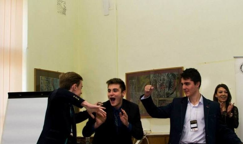 BRAȘOV. Concurs național de dezbateri la Colegiul „Maria Baiulescu” 1 elevidezbateri.jpg